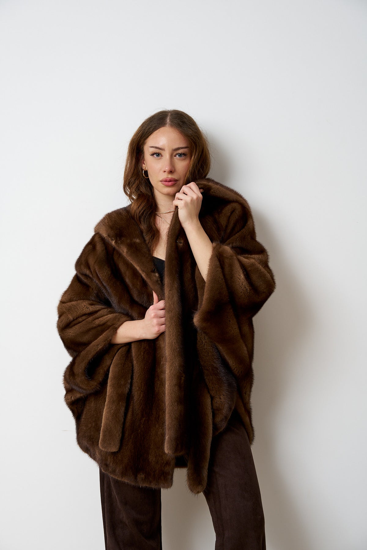 Capa din Blana Naturala de Vizon, cu Gluga și Cordon, Chocolate 485