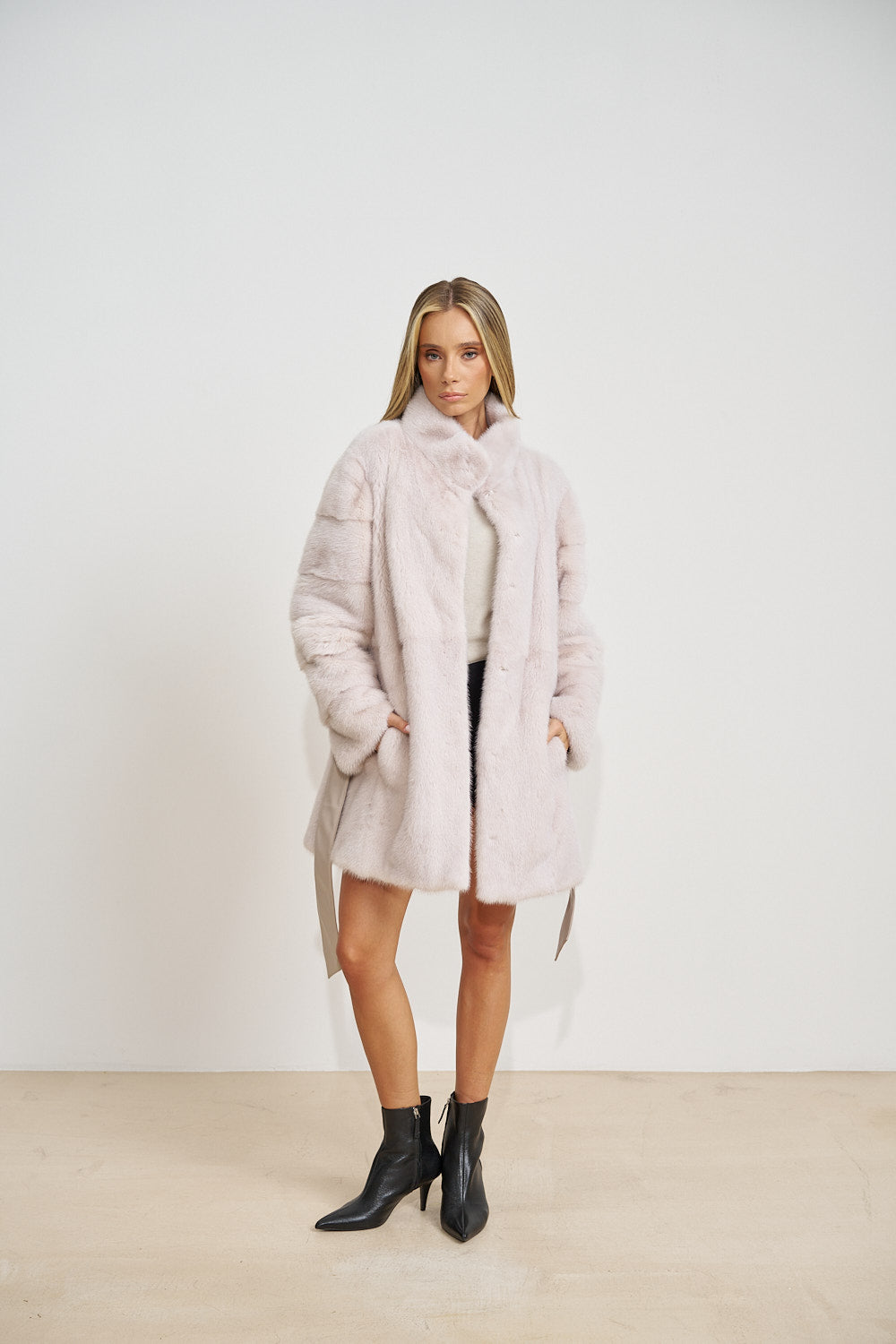 Natürlicher Nerzpelzmantel mit Lederband, Blush Pearl 694