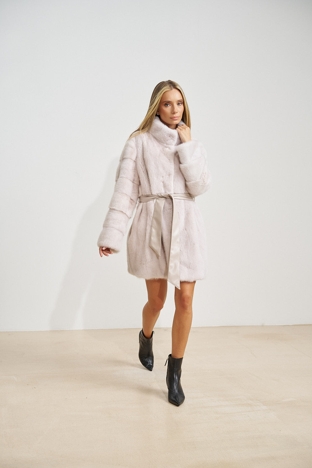 Natürlicher Nerzpelzmantel mit Lederband, Blush Pearl 694