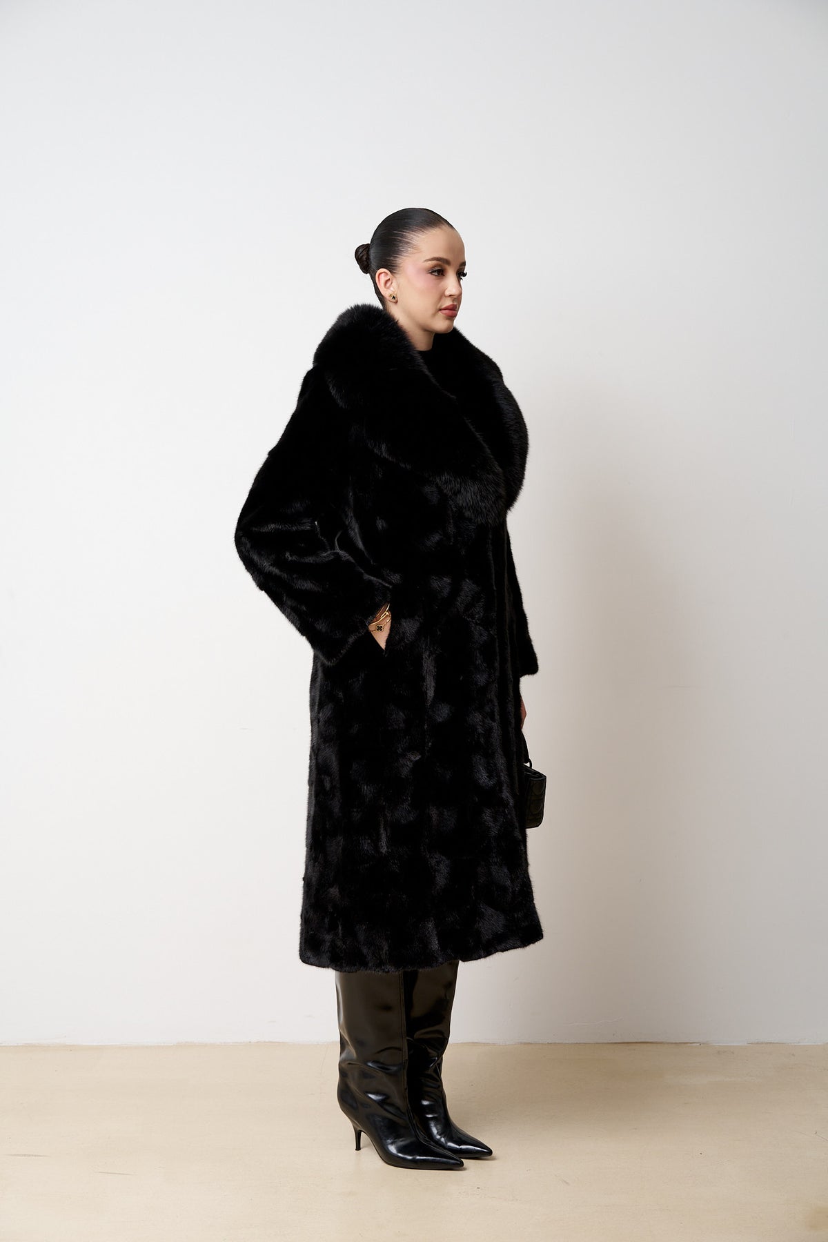Cappotto Lungo in Pelliccia di Visone Naturale con Collo di Volpe, Nero, Mareus