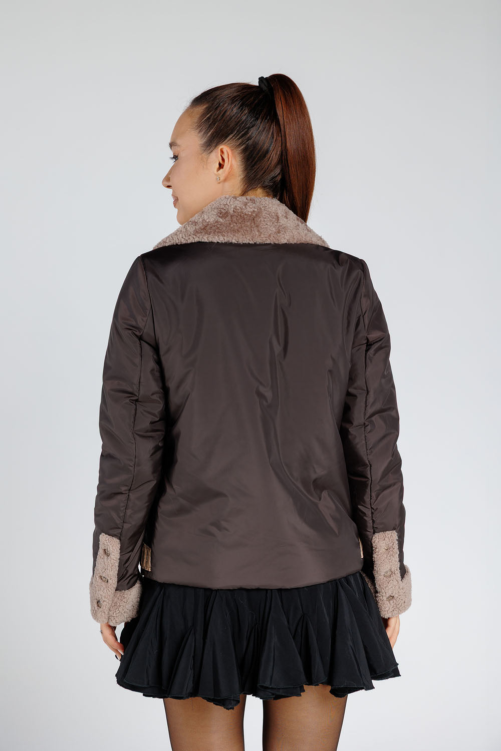 Veste en textile avec col à revers et poignets en peau de mouton, détails en cuir de python, femme, taupe 370