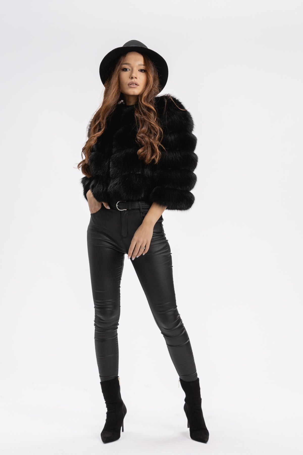 haina blana vulpe neagra