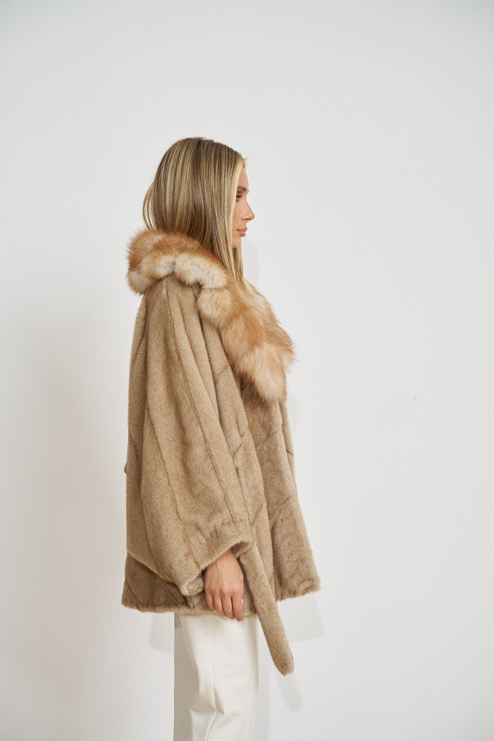Cape en Alcantara, avec Col en Fourrure Naturelle de Renard, avec Ceinture, Pastel 683
