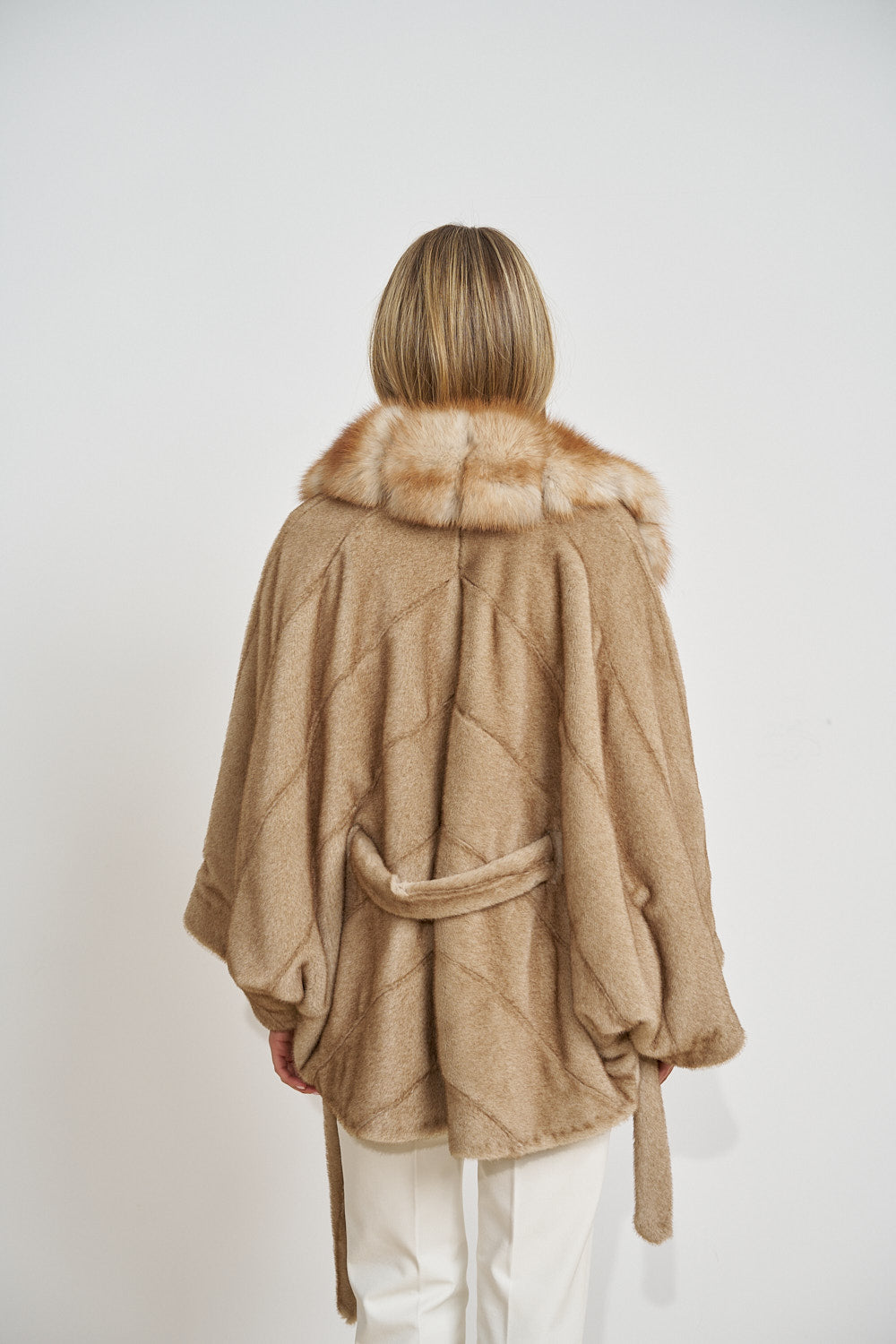 Cape en Alcantara, avec Col en Fourrure Naturelle de Renard, avec Ceinture, Pastel 683