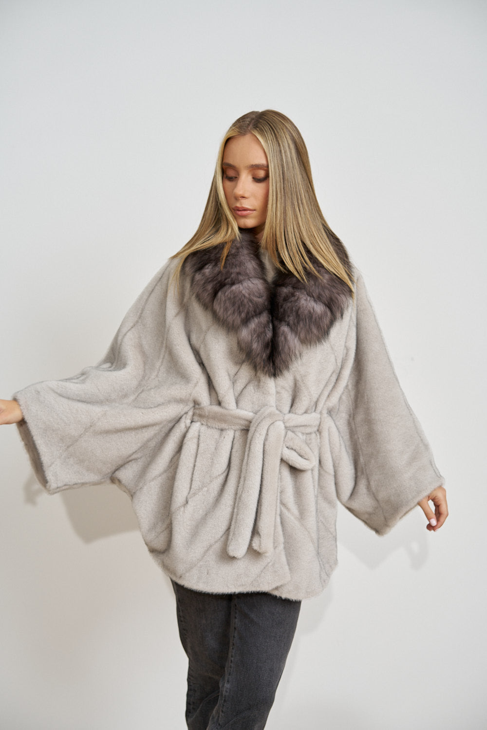 Capă din Alcantara, cu Guler din Blană Naturală de Vulpe, cu Cordon, Silver Grey 681