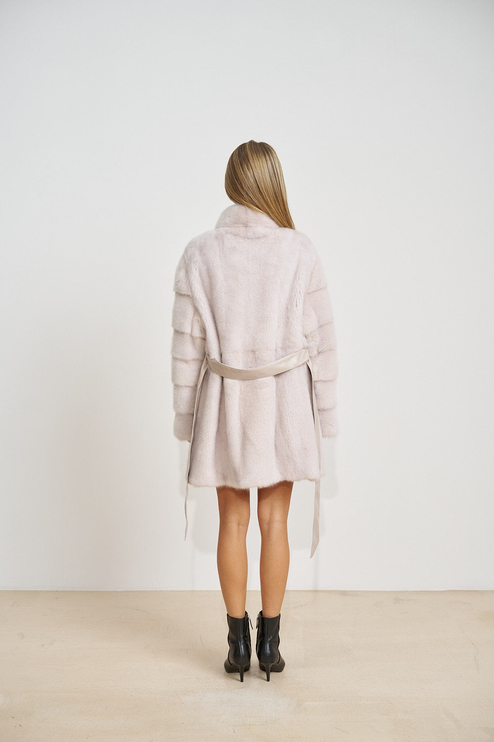 Natürlicher Nerzpelzmantel mit Lederband, Blush Pearl 694