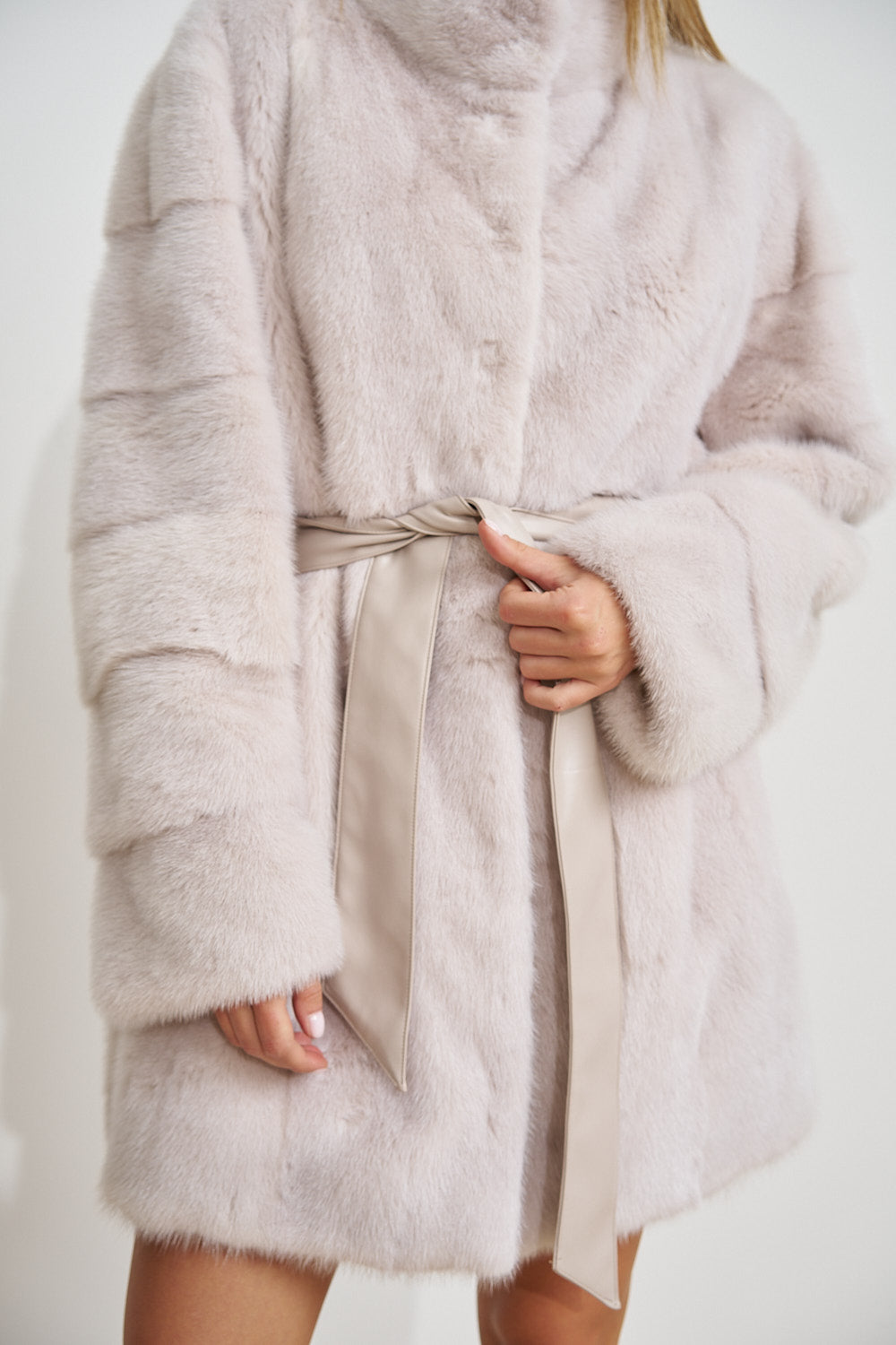 Natürlicher Nerzpelzmantel mit Lederband, Blush Pearl 694